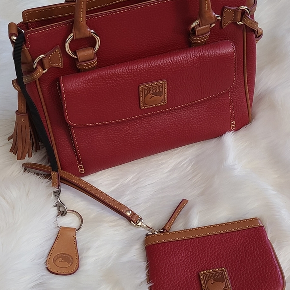 Dooney and Bourke Red bag. - Picture 2 of 8